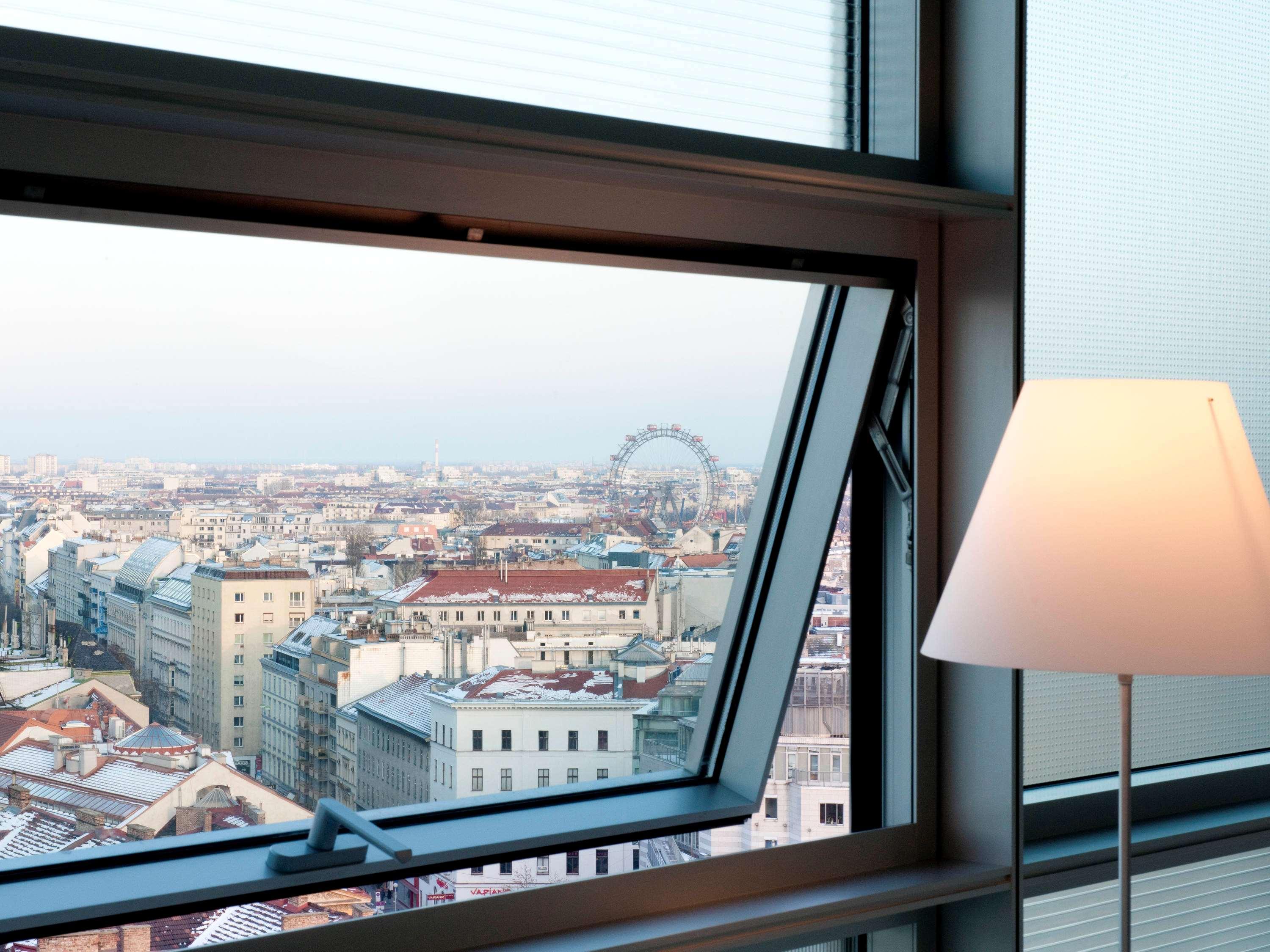 Hotel So/ Vienna Esterno foto A window with a window stop