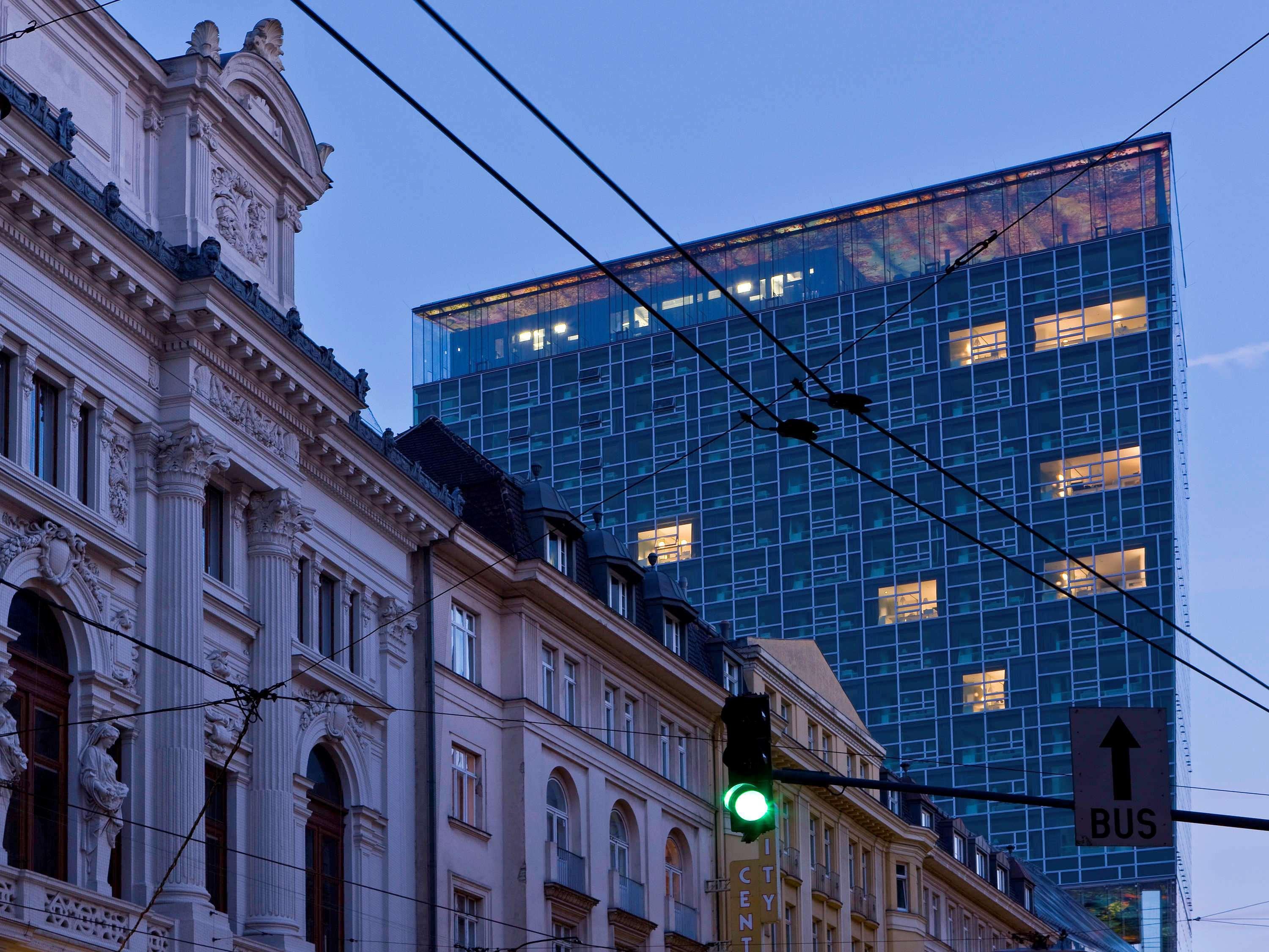 Hotel So/ Vienna Esterno foto The building at night