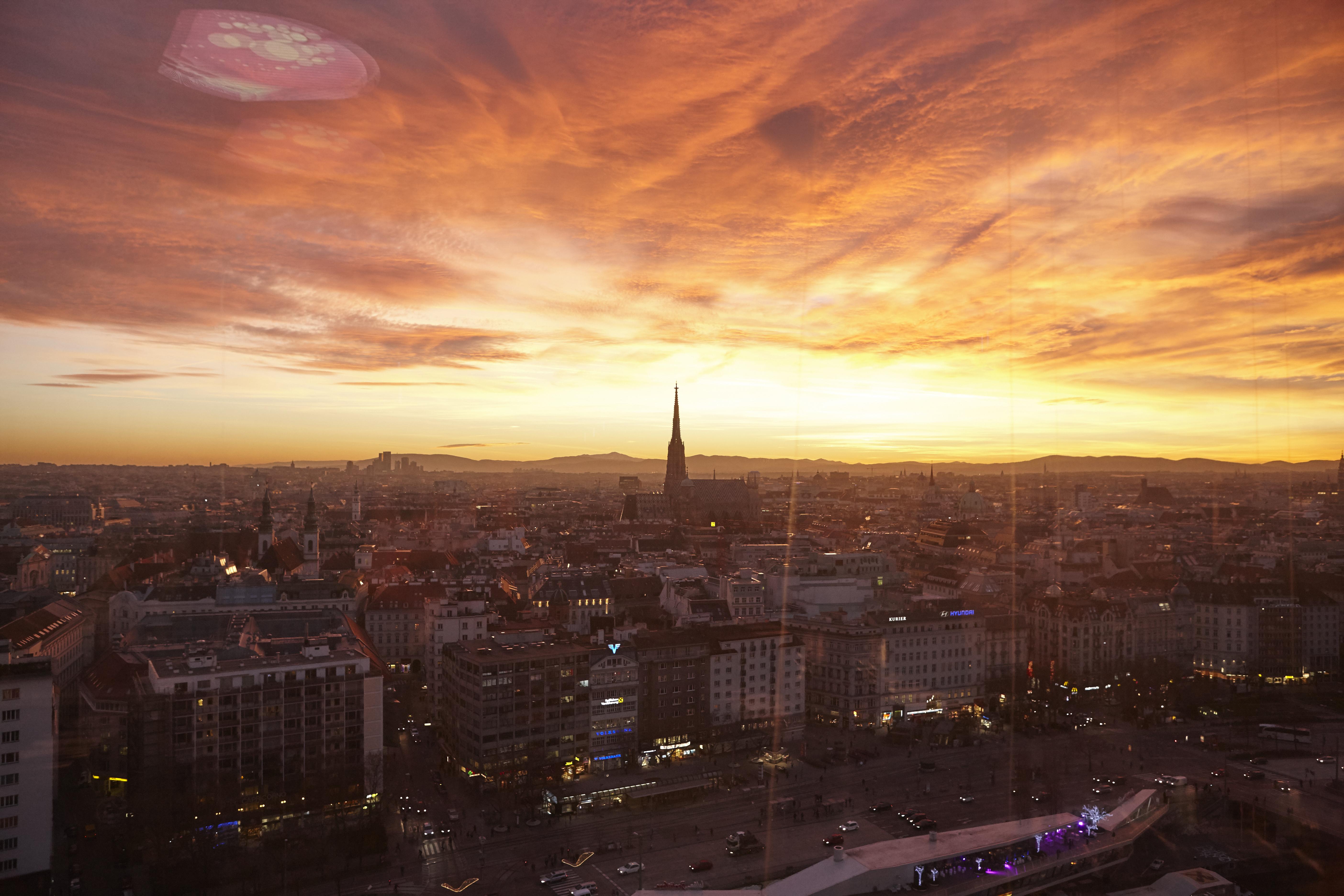 Hotel So/ Vienna Esterno foto Sunset over Paris