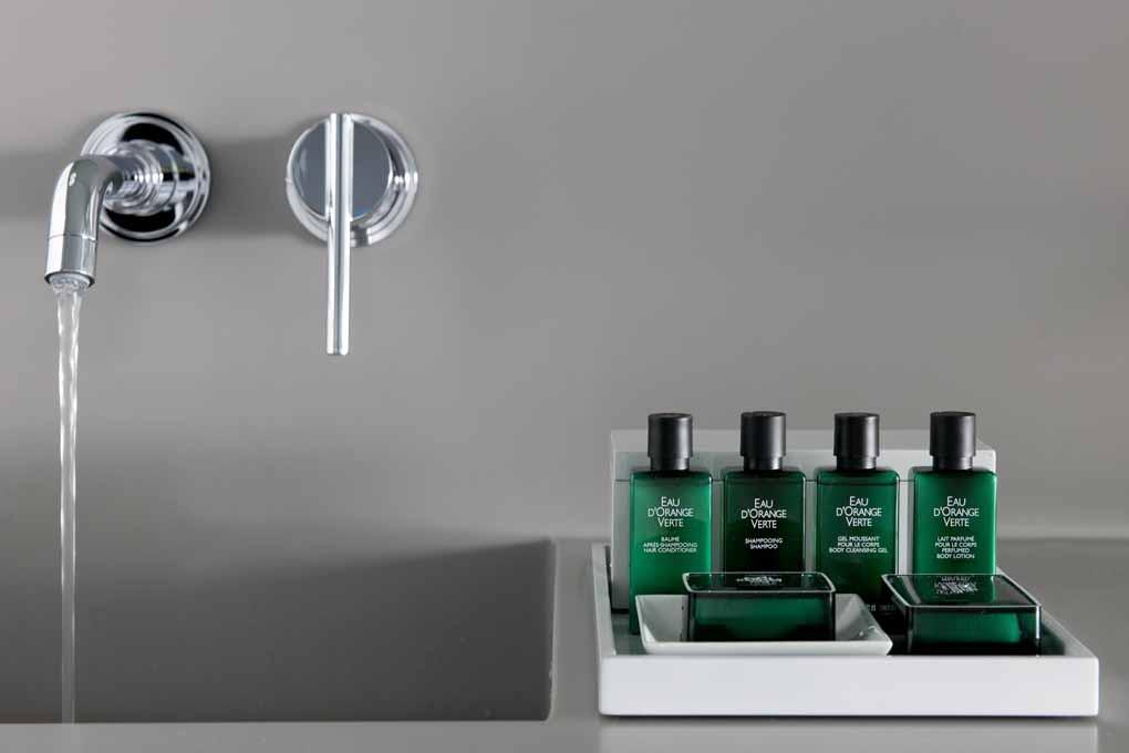 Hotel So/ Vienna Esterno foto A shower tray with shower products